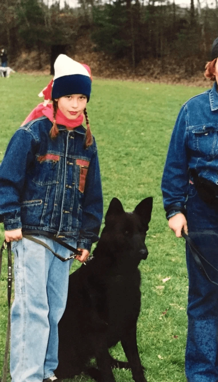 Sarah als Kind mit ihrem Hund